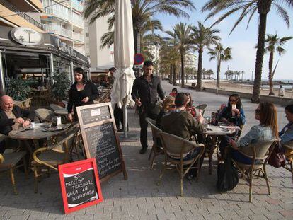 Un cartel en el que se reclama personal para la temporada turística, en la terraza de un bar de Salou.