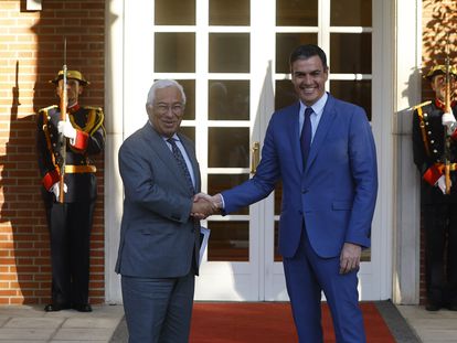 António Costa y Pedro Sánchez se saludan antes de su encuentro en el palacio de La Moncloa, el pasado 26 de mayo.