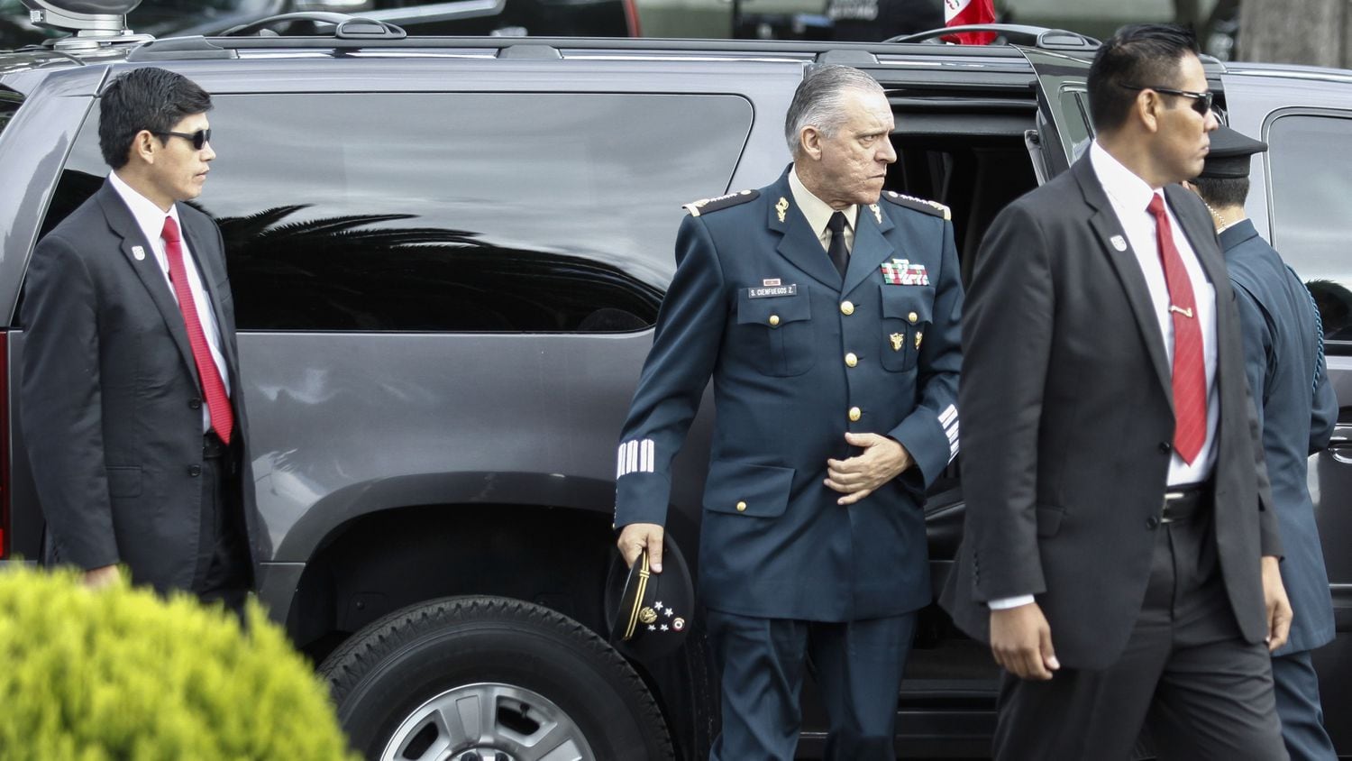 Salvador Cienfuegos durante un pase de revista en el Campo Militar de Ciudad de México en 2013.