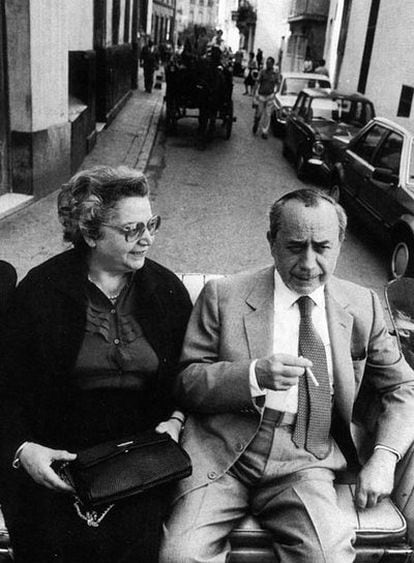 Leonardo Sciascia y su esposa, Maria Andronico, pasean por Sevilla en calesa en 1984.