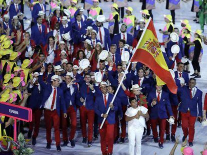 Nadal, bandera en mano, encabeza la delegaci&oacute;n espa&ntilde;ola en Maracan&aacute;. 