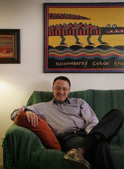 El escritor Luis Leante, en su casa.