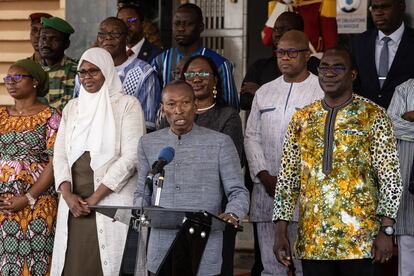 El primer ministro de Burkina Faso, Kyélem Apollinaire de Tambèla, presenta a los nuevos miembros de su gabinete, el pasado 26 de octubre en Uagadugú.