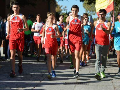 Jesús Ángel García Bragado, a la derecha, durante el primer relevo de la carrera de 500 kilómetros.