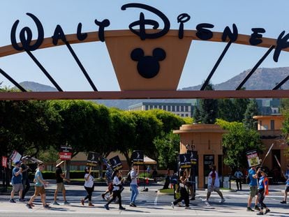 Actores y guionistas de Hollywood manifestándose ante los estudios Disney en California.