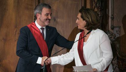 Jaume Collboni y Ada Colau, durante la toma de posesión en el Ayuntamiento.
