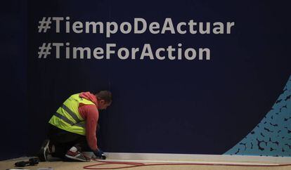 Un operario trabaja en el el montaje de la cumbre.