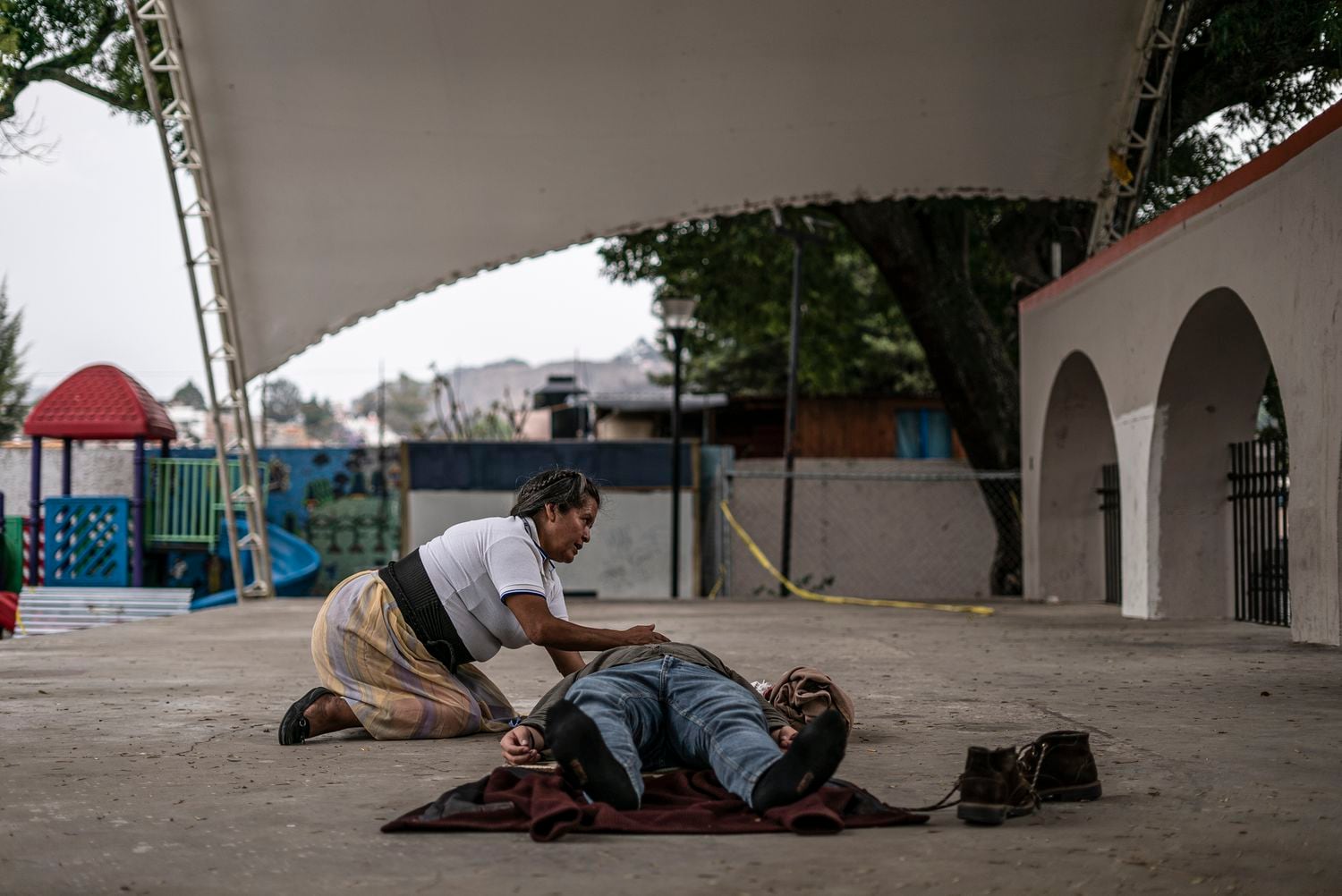 La señora Carmen Carlín se dedica a dar tratamientos quiroprácticos en la plaza del Pueblo de San Pedro Atocpan en Milpa Alta.