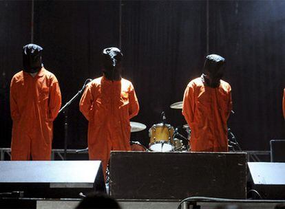Rage Against the Machine, vestidos como presos de Guantánamo, en su actuación en mayo en Getafe.