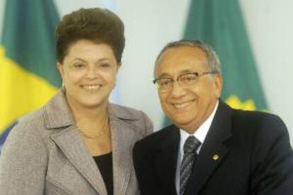 En la imagen, la presidenta brasileña, Dilma Rousseff (i), junto al ministro de Turismo, Gastão Vieira. EFE/Archivo