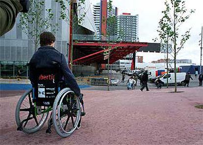 Visitantes en sillas de ruedas en el Fórum de Barcelona.