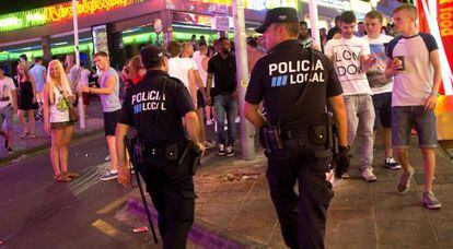 Policías municipales patrullan en la zona de Punta Ballena, en Magaluf.