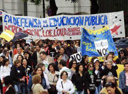 Miles de personas se manifestaron ayer en la capital contra la privatización de la enseñanza y en defensa de la educación pública.