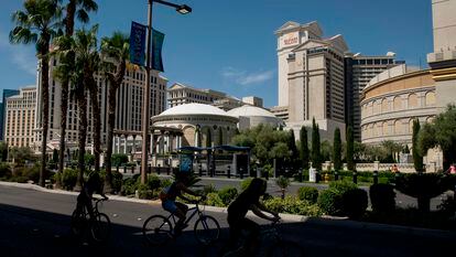 Ciclistas en el Strip de Las Vegas, vacío por las órdenes de cuarentena.