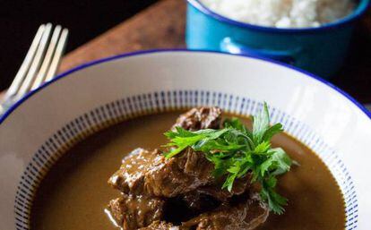 Fotografía de un plato de curry japonés con un vivero encima