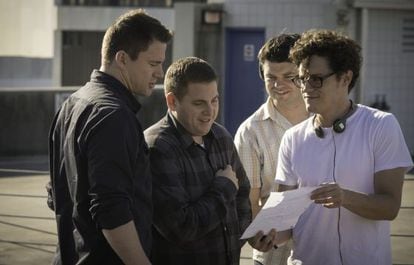 De izquierda a derecha, los actores Channing Tatum y Jonah Hill y los directores Chris Miller y Phil Lord, en el rodaje de 'Infiltrados en la universidad'.
