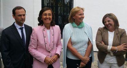Rosa Aguilar y Lilianne Dhalmann (en el centro), este mi&eacute;rcoles en Sanl&uacute;car. 