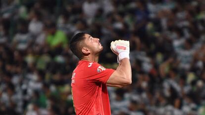 El portero de Cruz Azul Korona celebra la victoria.