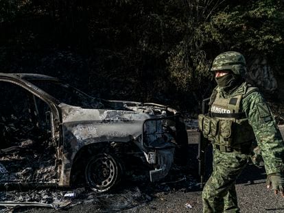 Un auto quemado en la carretera cerca de Jesús María en Culiacán, donde fue detenido Ovidio Guzmán, el  7 de enero de 2022.