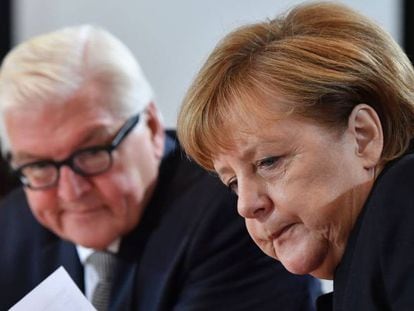 El ministro de Exteriores alem&aacute;n, Frank-Walter Steinmeier, y la canciller Angela Merkel, en Berl&iacute;n, el 12 de octubre. 