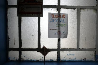 Un cartel en las oficinas de la organización Brigada Callejera recuerda a las trabajadoras sexuales realizar posiciones que eviten el contacto cara a cara para evitar el riesgo de contagio durante la pandemia.