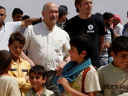 El director general de Oxfam, Mark Goldring, en un campo de refugiados en Mafraq (Jordania) en 2013.