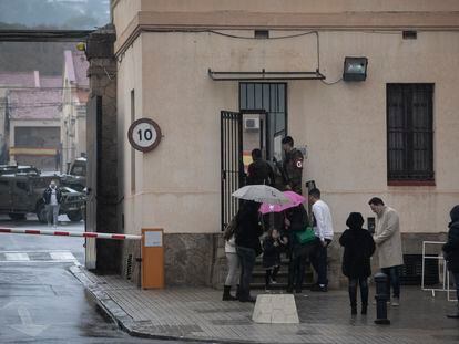 Familiares de los militares en el cuartel del Bruc de Barcelona, después del acto de celebración de la festividad de su patrona, este jueves.