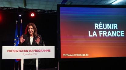 La alcaldesa de París y candidata presidencial del Partido Socialista Francés, Anne Hidalgo, pronuncia un discurso ante una pantalla en la que se lee "Reunir a Francia", mientras presenta su proyecto presidencial a los medios de comunicación en París, el pasado 13 de enero,
