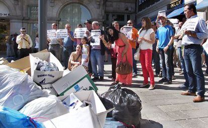 Protesta de los trabajadores de Urbaser, ayer en el casco viejo de Lugo.