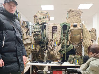 Dos personas, en una tienda de equipación militar en Kiev.