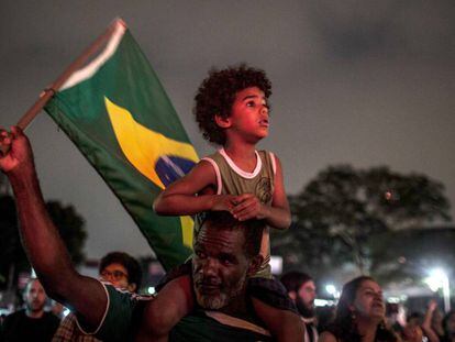 Un grupo de personas protesta en São Paulo el pasado 29 de septiembre contra el candidato conservador Jair Bolsonaro