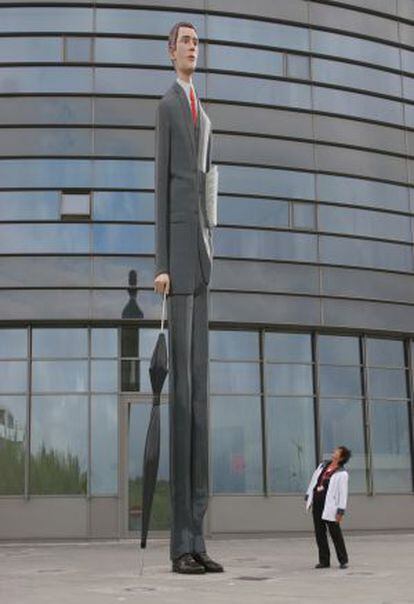 Escultura 'El banquero alto', en el barrio de Kirchberg, en Luxemburgo.