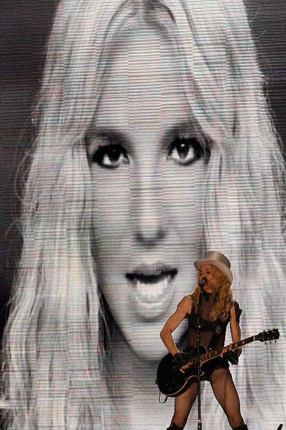 Britney le debe mucho a Madonna, que la apoyó públicamente en sus momentos más bajos. Incluso incorporó su imagen a un momento de la gira Sticky and Sweet.