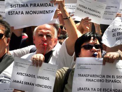 Afectados por la estafa de Forum Filatélico y Afinsa protestan ante el Banco de España en Valencia.