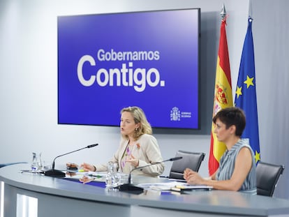 La vicepresidenta primera, Nadia Calviño, (izquierda) y la ministra Portavoz y de Política Territorial, Isabel Rodríguez, en la rueda de prensa posterior al Consejo de Ministros, el martes en el palacio de La Moncloa.