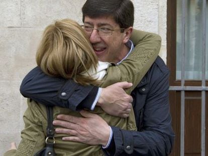 Juan Marín s'abraça a una simpatitzant a Sanlúcar (Cadis).
