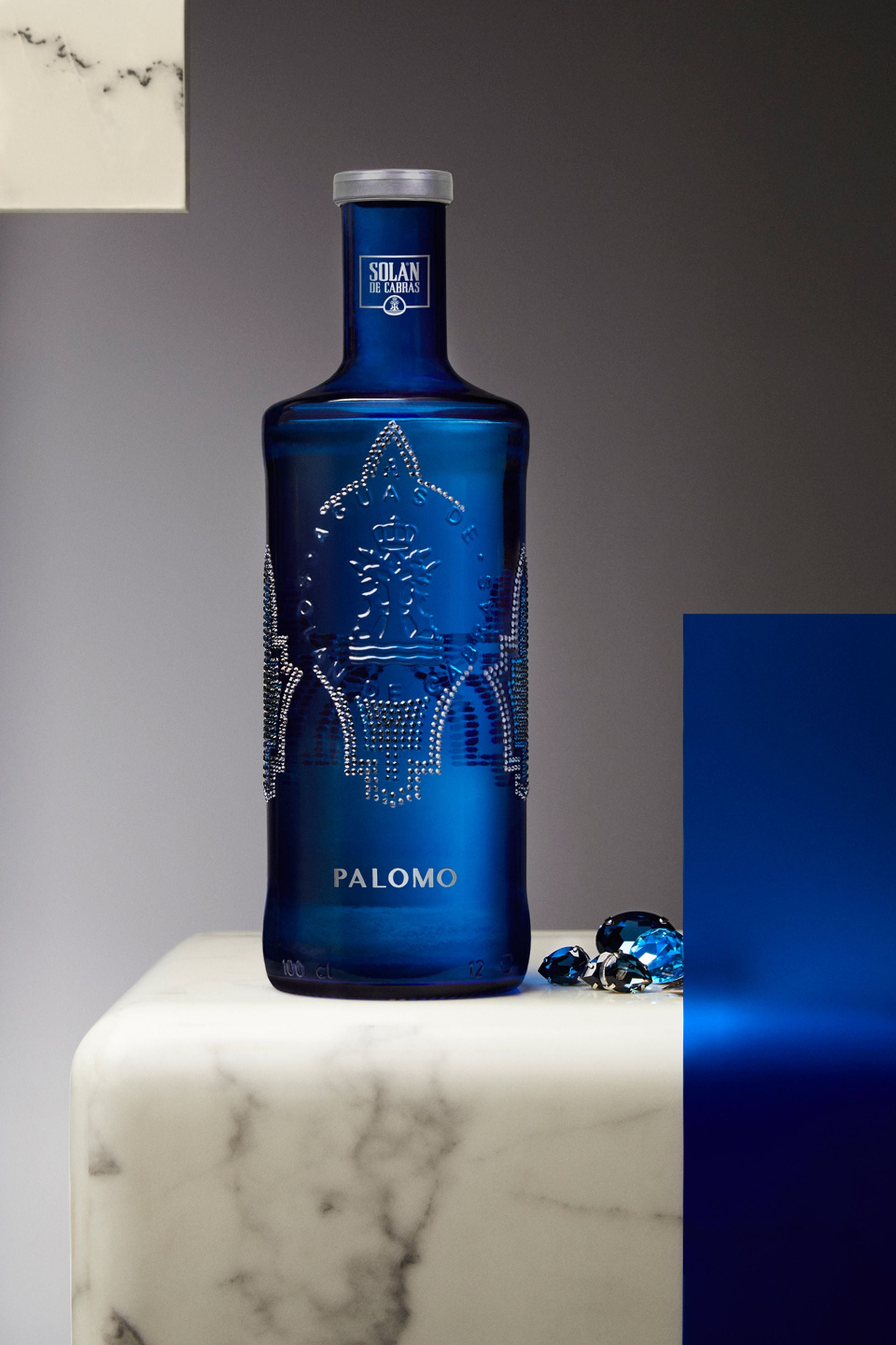 Con diseño de Palomo Spain y cristales de Swarovski: la botella que vestirá  tu mesa esta Navidad es de agua mineral, ICON