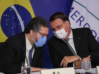 Ernesto Araújo y Jair Bolsonaro, en uno de sus últimos actos como ministro de Exteriores, el pasado viernes en la cumbre del Mercosur.