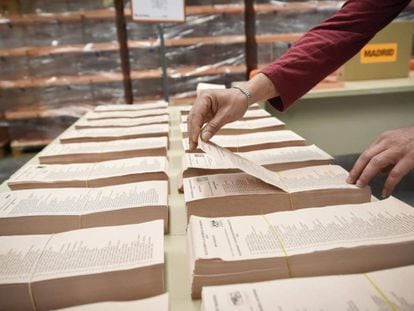 Papeletas de votación listas en un colegio electoral, en las elecciones generales de noviembre de 2019.