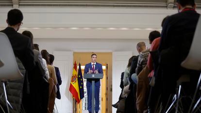 MADRID, 27/12/2023.- El presidente del gobierno, Pedro Sánchez, realiza declaraciones tras reunión Consejo de Ministros este miércoles en el palacio de la Moncloa en Madrid. EFE/ Juan Carlos Hidalgo
