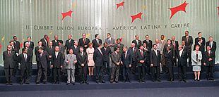 Foto de familia de la II Cumbre Unión Europea-América Latina y Caribe, al inaugurarse, ayer, en el Palacio de Congresos de Madrid.