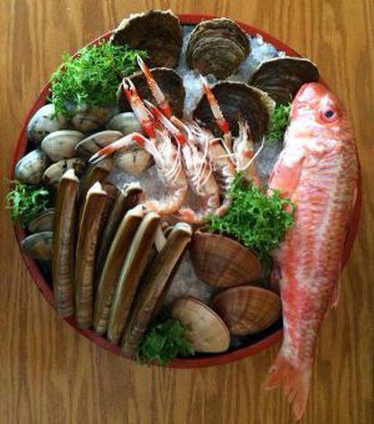 Una fuente con pescados y frutos del mar en el restaurante.