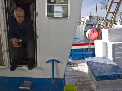 Juan Hern&aacute;ndez, maquinista del &#039;Nuevo Cabo Negro&#039;, en el puerto de Barbate (C&aacute;diz).