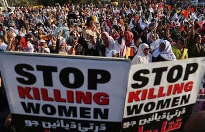 Mujeres marchan con pancartas en las que se lee "Paren de matar mujeres" durante el Día Internacional de la Mujer, celebrado en Karachi (Pakistán).