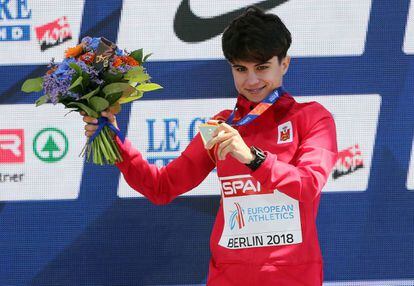 María Pérez, en el podio, con su medalla de oro.