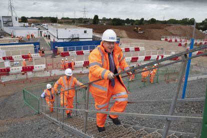 Boris Johnson visitaba la construcción de un intercambiador de transportes, el viernes en Solihull (Inglaterra).