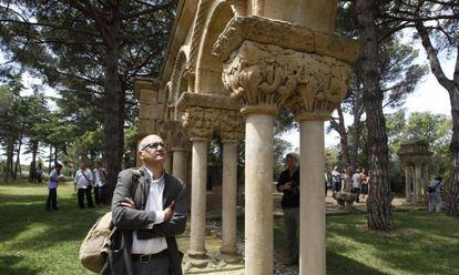 Gerardo Boto junto a los arcos de Palamós, el día de junio en que los medios de comunicación tuvieron acceso al claustro.
