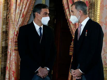 El Rey, Felipe VI, conversa con el presidente del Gobierno, Pedro Sánchez, en la recepción al cuerpo diplomático este lunes en Madrid.