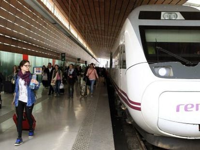 Viajeros procedentes de Barcelona a su llegada a la estaci&oacute;n de RENFE Indalecio Prieto de Bilbao. / Efe