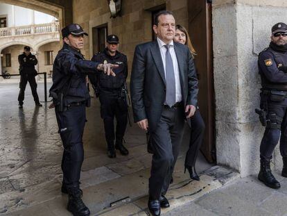 Pedro Horrach, fiscal del Caso Noos a su salida del Tribunal Superior de Justicia de Baleares tras recoger la sentencia.